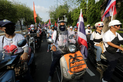 คปท.แต่งขาวตั้งขบวนไปสภา