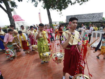 ชาวไทยเชื้อสายมอญร่วมสืบสานประเพณีสงกรานต์ ณ เจดีย์เอียง