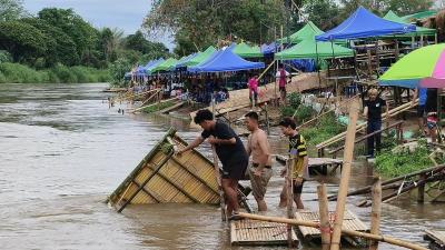 ชลประทานเชียงใหม่ สั่งเฝ้าระวังติดตามผลกระทบจากพายุฤดูร้อน ปริมาณน้ำในแม่น้ำสายหลักและสาขาเพิ่มสูง แต่ยังอยู่ในเกณฑ์ปกติ ขณะที่แพร้านอาหารริมน้ำถูกน้ำพัดเสียหาย จนท.เข้าสำรวจแนะร้านยังเปิดได้แต่ให้อยู่บนฝั่ง