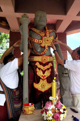 ชาวพิมาย โคราช ถวายเครื่องสักการะ เปลี่ยนเครื่องทรง รูปเหมือนพระเจ้าชัยวรมัน ที่ 7 พร้อมอุทิศส่วนกุศลให้ทหารเสียชีวิตที่ชายแดน